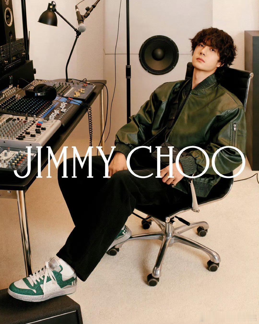 全球品牌代言人王一博演绎JimmyChoo夏季限定Florent休闲鞋和相机包?