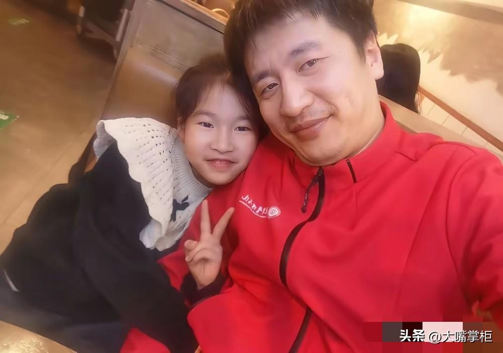 这个刚满十岁的小女孩，再也等不到爸爸骑着小电驴来接她了。

住在苏州二实小附近的