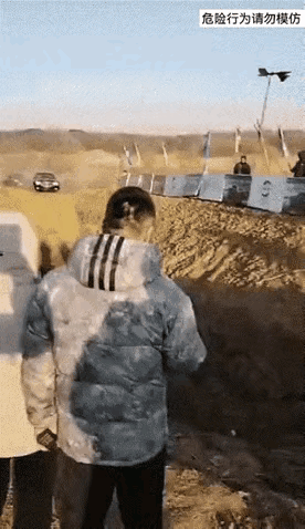 这个男人👨很奇怪，什么重要的东西，非要这个时候去捡？