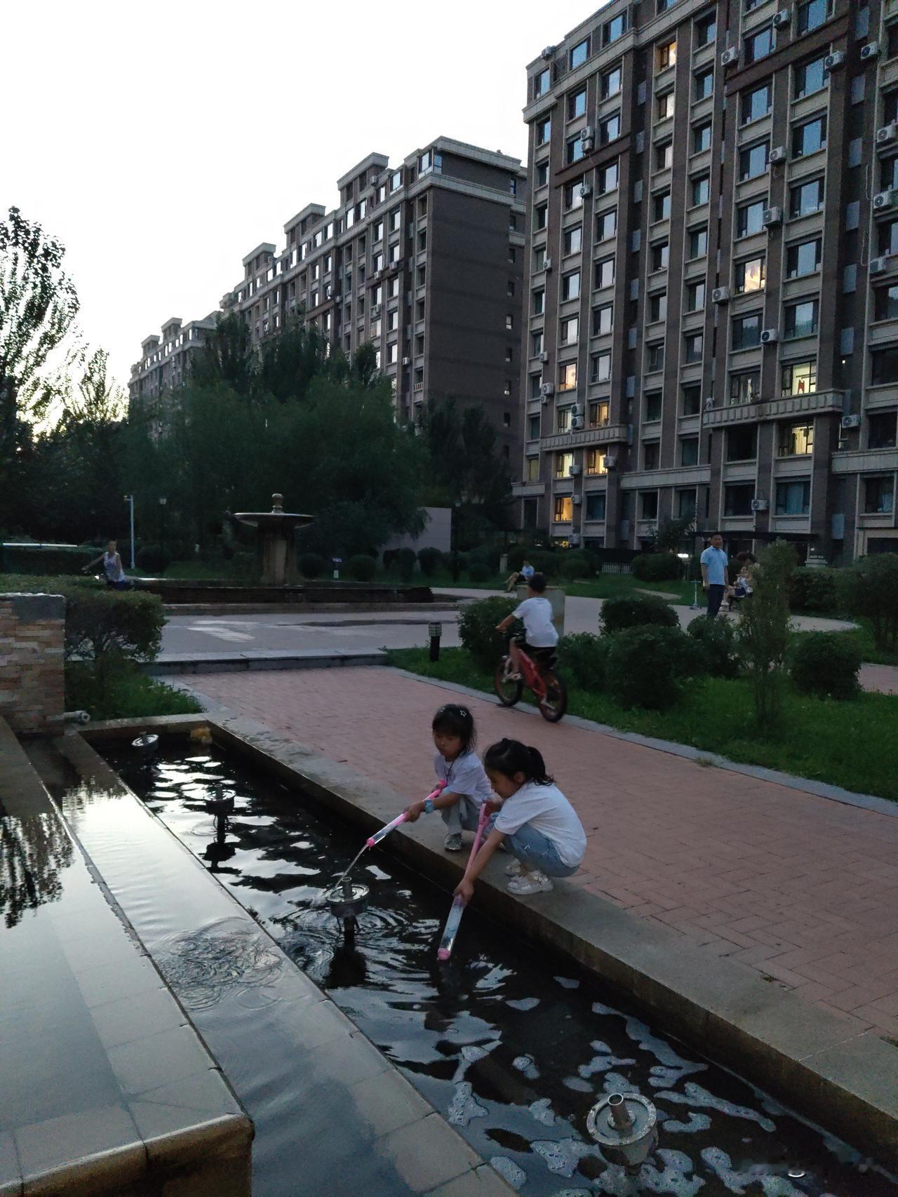 泉吟
金童玉女戏飞泉，
银珠喷洒润娇颜。
天籁之音穿云过，
请续句……
（疑似仙