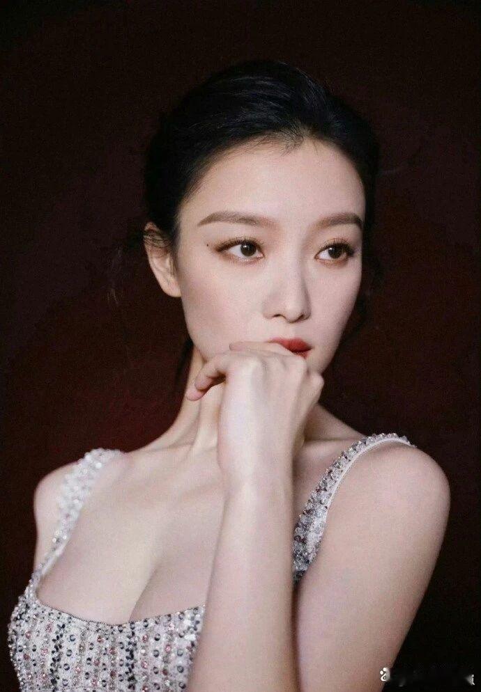 倪妮也太符合理想型女友了吧！身材比例和气质双封神，又飒又迷人～ 