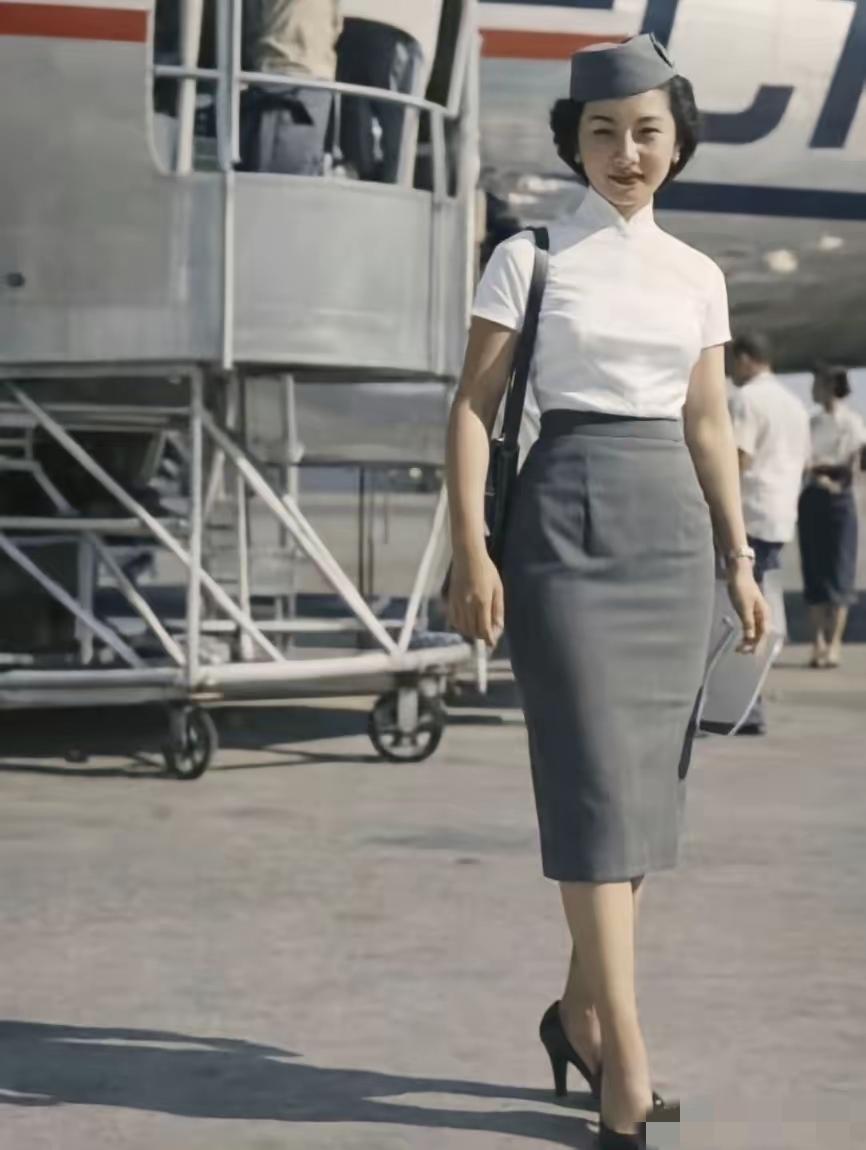 1955年10月，17岁的孙穗芬身着空乘制服，正式成为台湾民航空运公司（CAT）