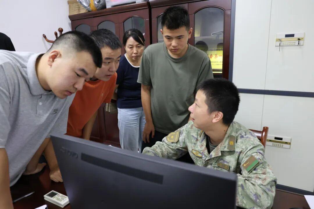 大学毕业生士兵提干，硬性要求：必须曾被评为“四有”优秀士兵。这是提干报名的“硬门
