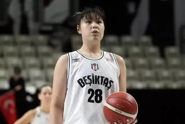 李月汝成为中国女篮楷模的10大原因：

1：放弃高薪和个人荣誉，离开WCBA。