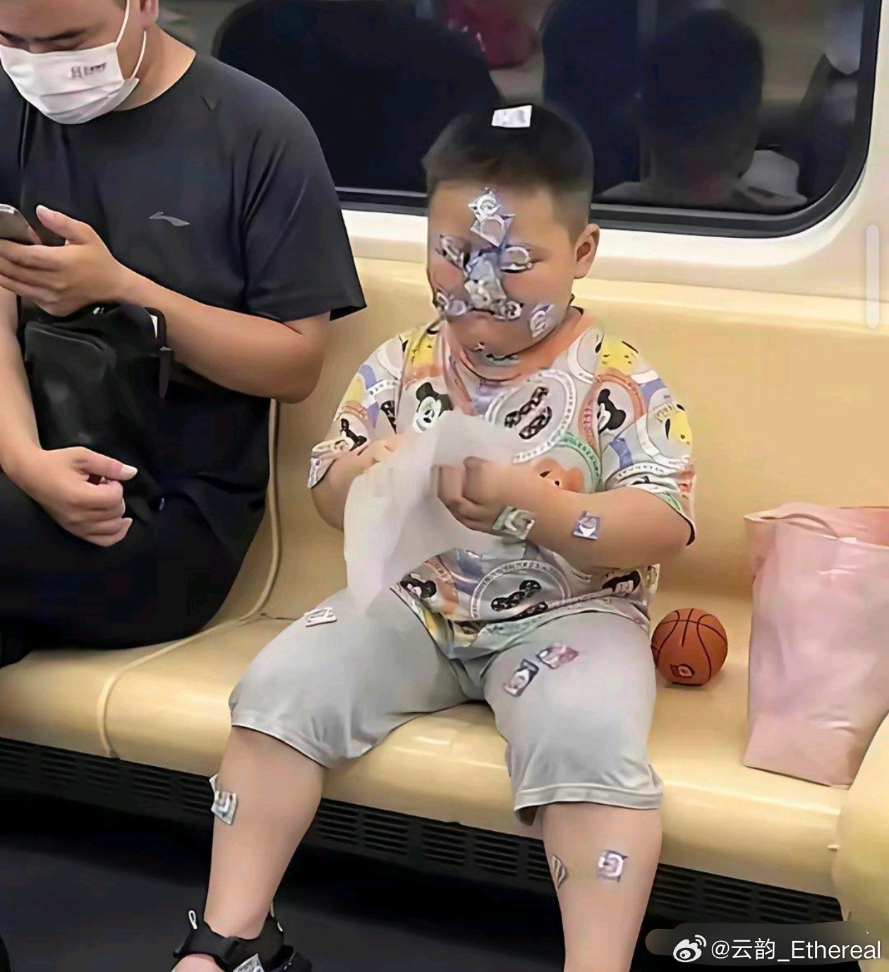有人说这个小孩虽说有点调皮，却很有分寸 ​​​