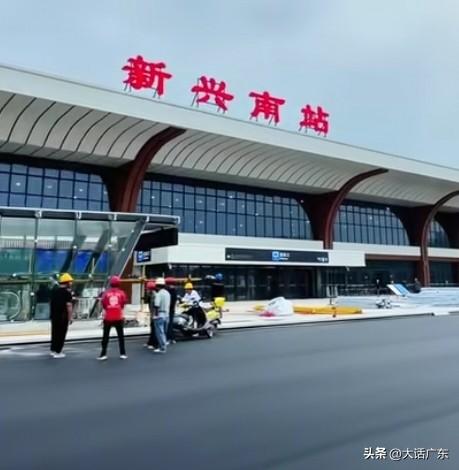 广湛高铁云浮新兴南站到广州的距离约 140 公里。据预测，票价会在 100 - 