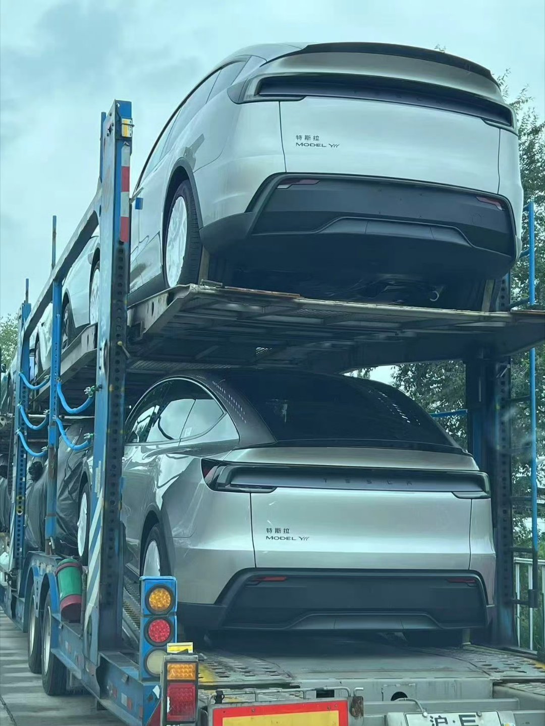 特斯拉 Model Y 大胖子版本开始发运，过几天看看咱们是怎么点评的[馋嘴] 