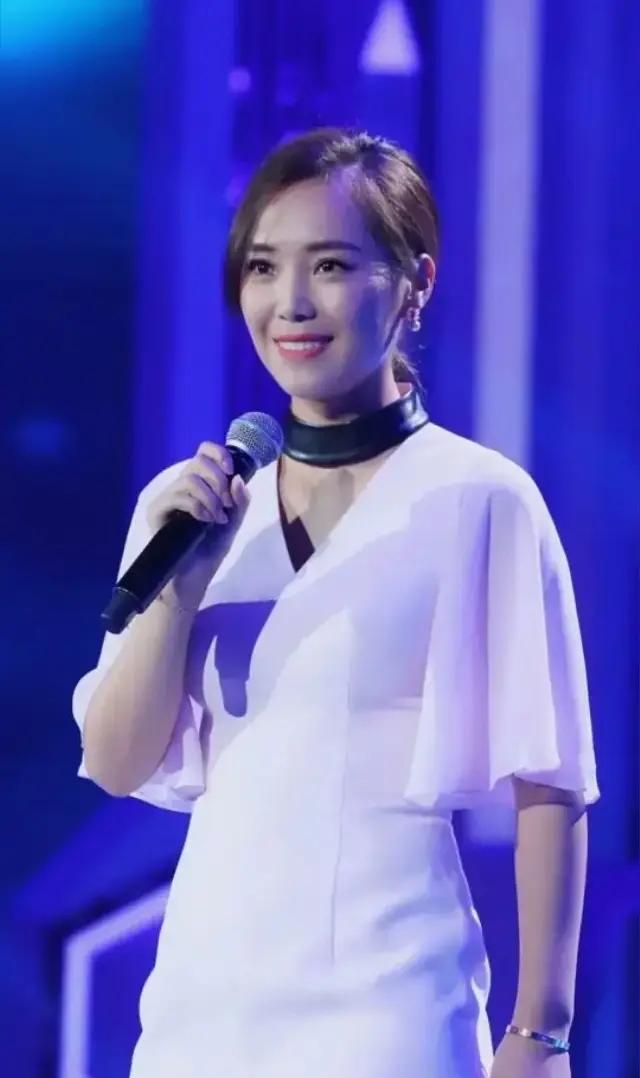 为什么歌手云朵那么受欢迎?歌手云朵的歌特别好听，她的歌曲深受歌迷喜爱的核心原因；