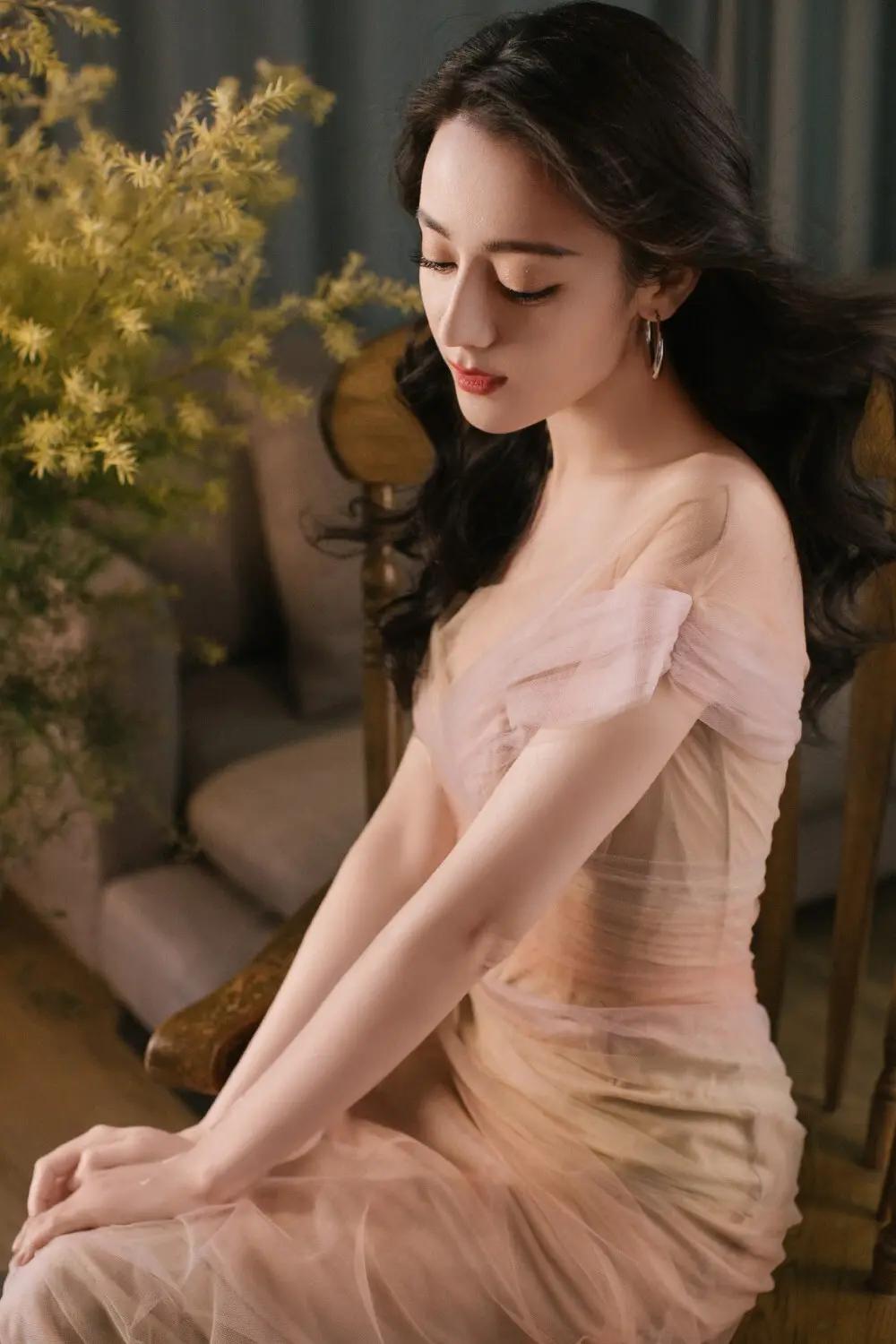 有双重身份的10位明星
[熊猫]迪丽热巴
隐藏身份：曾是新疆歌舞团，独唱演员

