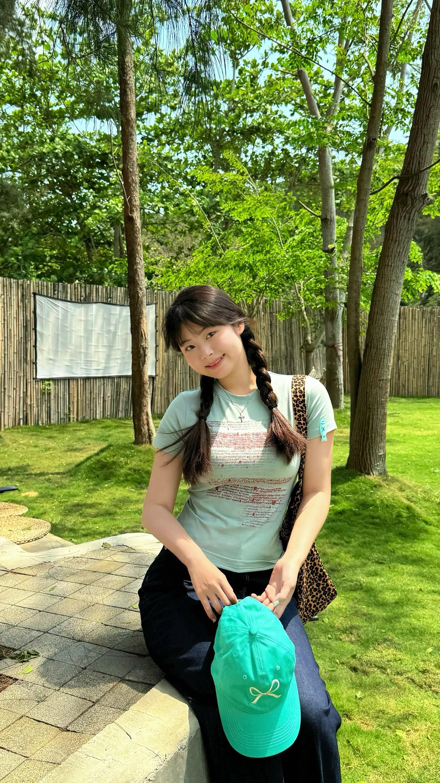 感觉有肉感的身材舍弃宽松t恤  穿有一定露肤度和紧身一点的衣服更好看！！