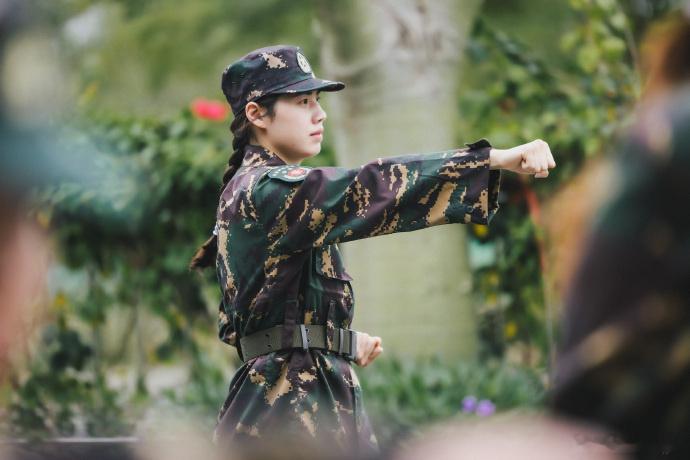 张雨霏军训照 发博晒军训照：很遗憾因为脚伤错过完整的军训，下次一定要学会匕首操 