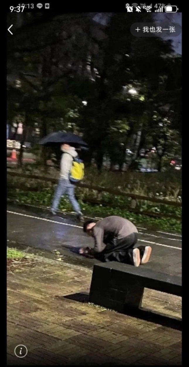 汪小菲台北淋雨跪拜大S  汪小菲台北街头淋雨跪拜大S  汪小菲又开始了，有网友晒