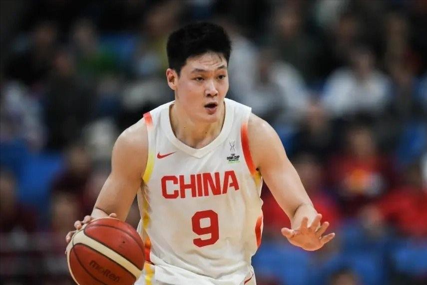 中国男篮抵达韩国，12月1日中国男篮将在原州与韩国男篮进行二番战。看了这份出征名