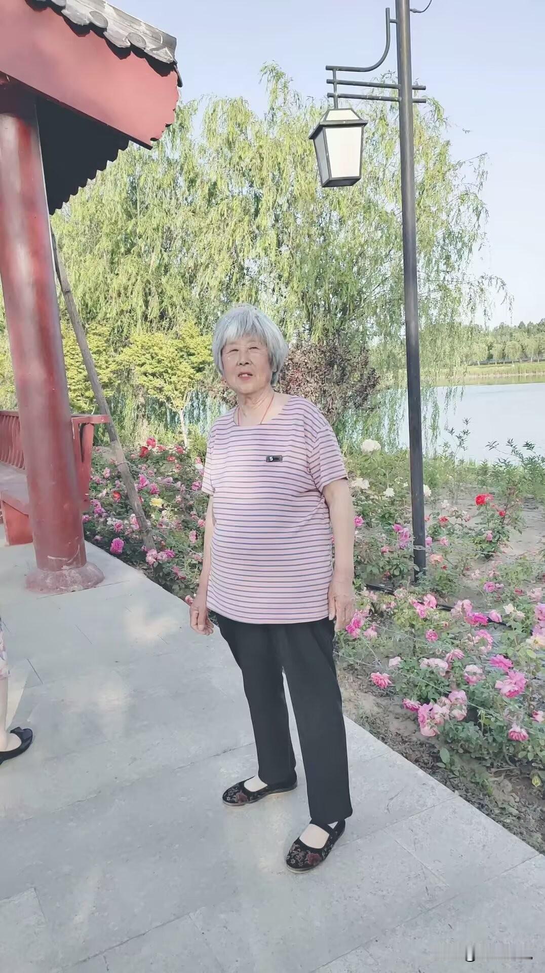 亲妈跟我说；“闺女，这几天天太热了，我有点受不住，”我说她；“既然天热，你受不住