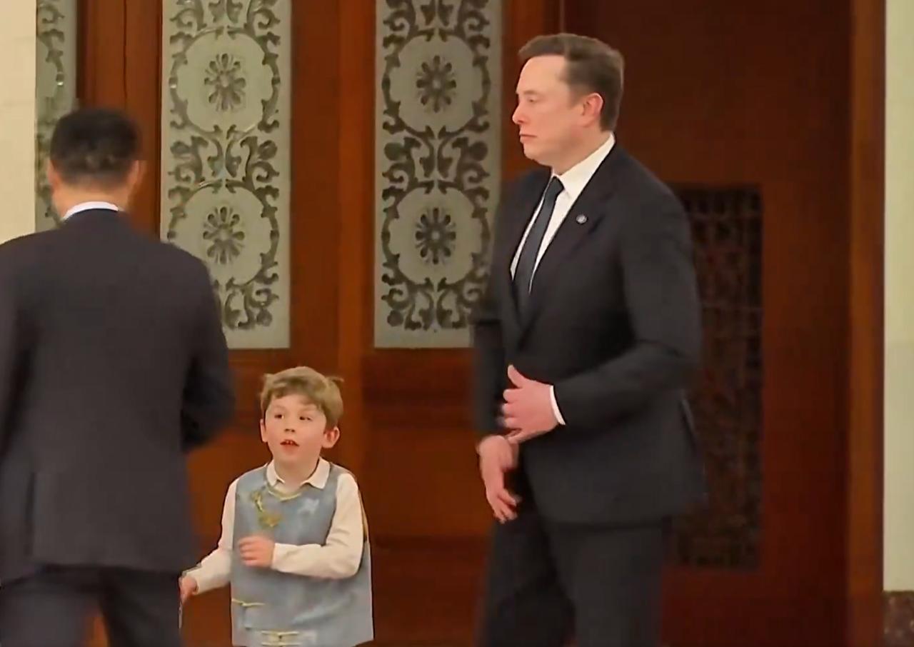 埃隆·马斯克（Elon Musk）携其六岁儿子 X Æ A-Xii 身处北京的视