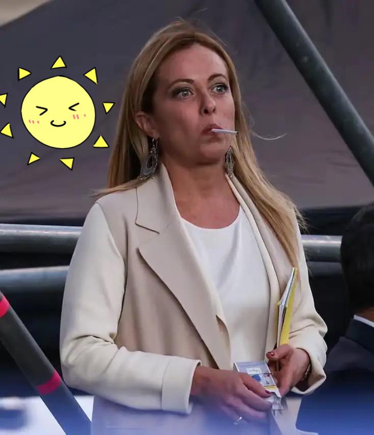 叼着香烟，眼神里满是故事，她就是特朗普欣赏的女人，意大利美女总理梅洛尼。从底层打