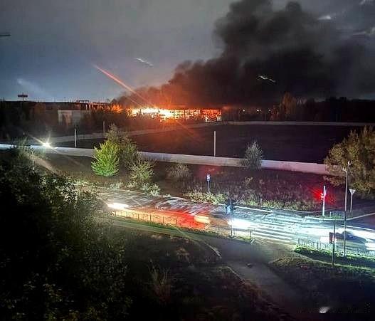 炸了、炸了、这次又炸了！
乌军FP-1爆炸无人机，已经可以把俄罗斯控制区炸成大规