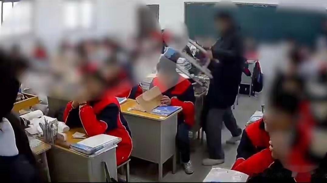 这叫没打到?只是没打死吧。这么重的一击。这种性质非常恶劣，从背后偷袭并且拿工具攻