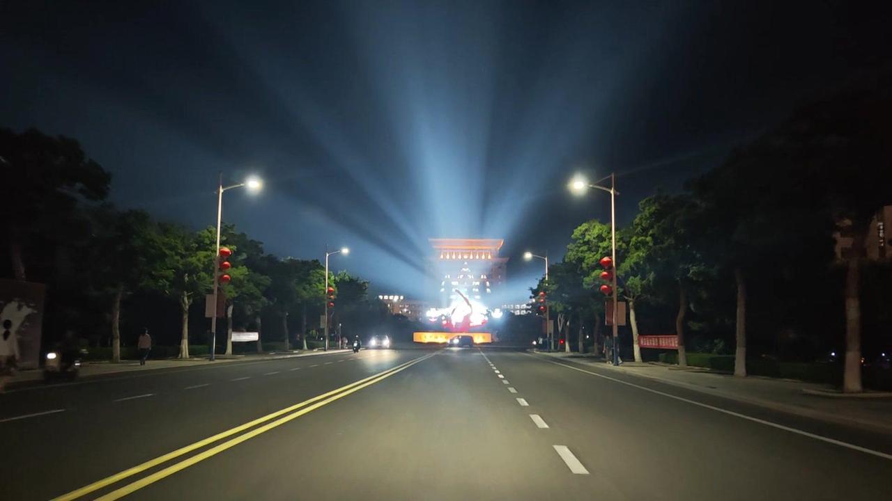 🎓毕业晚会在山大，人挤人却超有氛围！晚饭后刷到山威的毕业晚会，立马回母校凑热闹