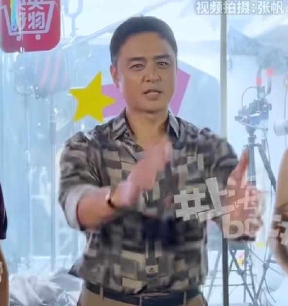明道太可爱了，大领导讲完话，反应非常快，立即掏出双手，掌声鼓励鼓励！俩手像大荷叶
