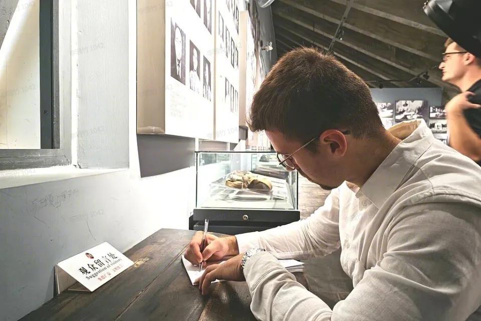 最近，这条新闻在网上炸开了锅，不少网友怒拍桌子：“居然有人帮着掩盖日军罪行，简直