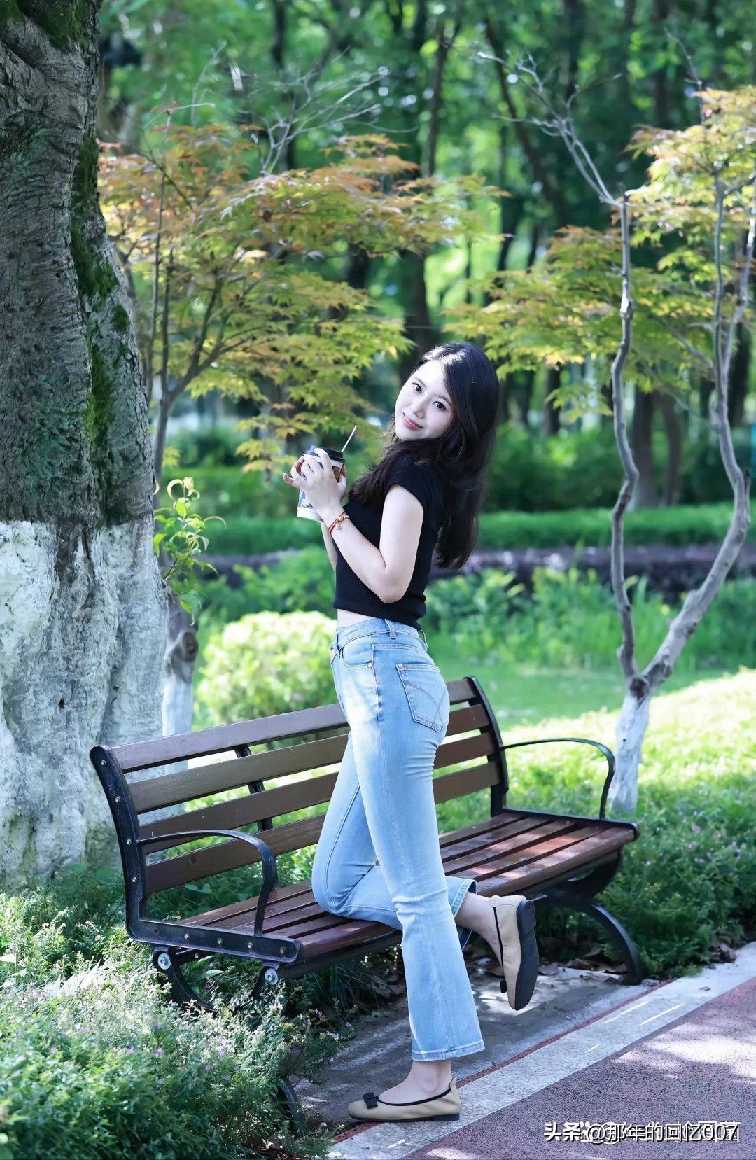 阳光下的甜美笑容，绿意盎然的公园，元气满满的一天！🌞💚💕