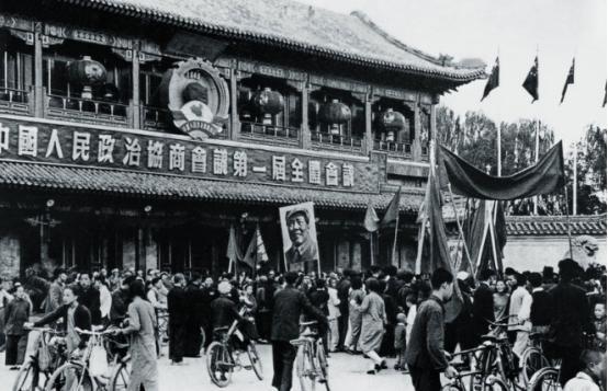 1949年9月30日，毛泽东以575票当选主席，距离“满票”缺了一票，缺的这一票