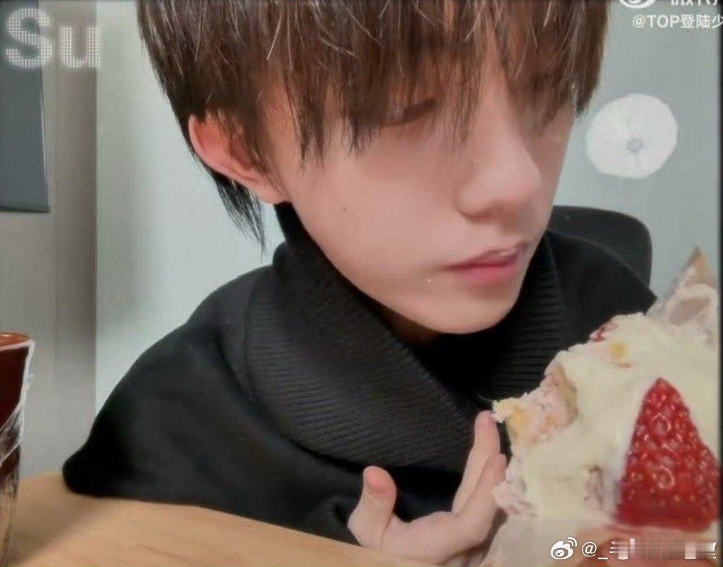 苏新皓周末花絮 舞台上是气场全开的“魅魔”舞担，周末里是把生活过成彩蛋的可爱少年