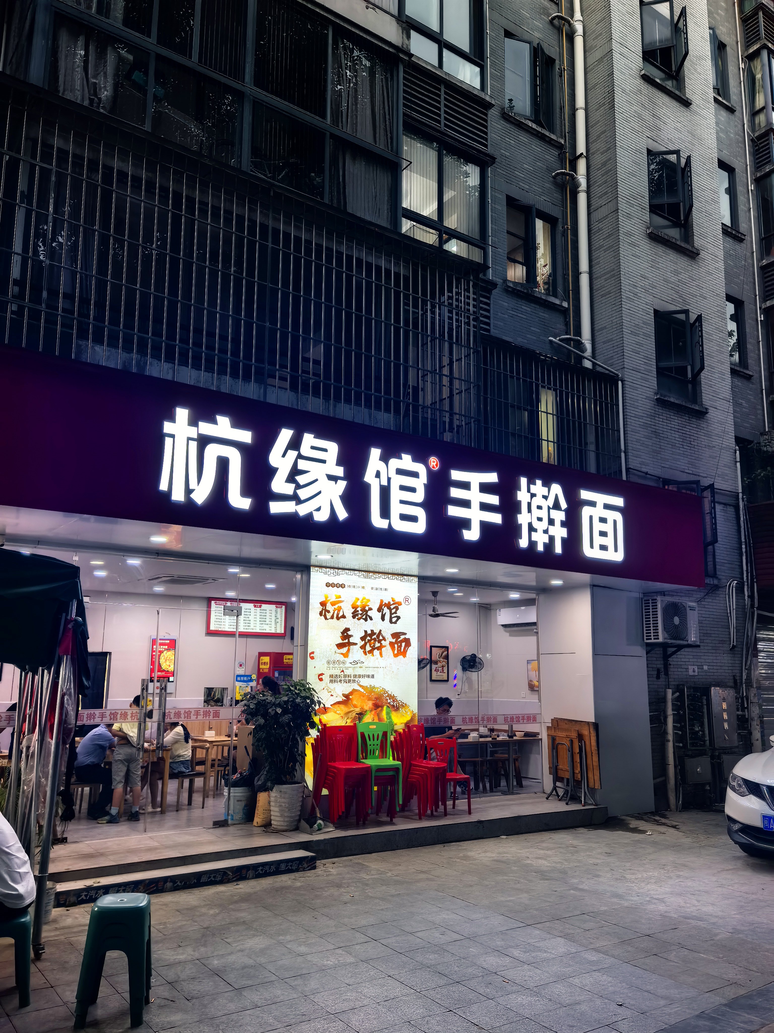 吃到了一间好吃的面馆，铁板肉丝面，面条弹韧，镬气充盈，上桌时趁热炝进几滴陈醋，太