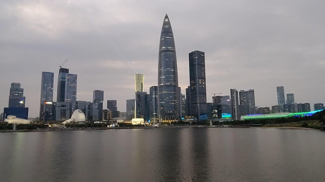 🌙夜幕降临，深圳湾的人才公园像被撒了一把碎钻。晚风抚过水面，灯火在涟漪里轻轻摇