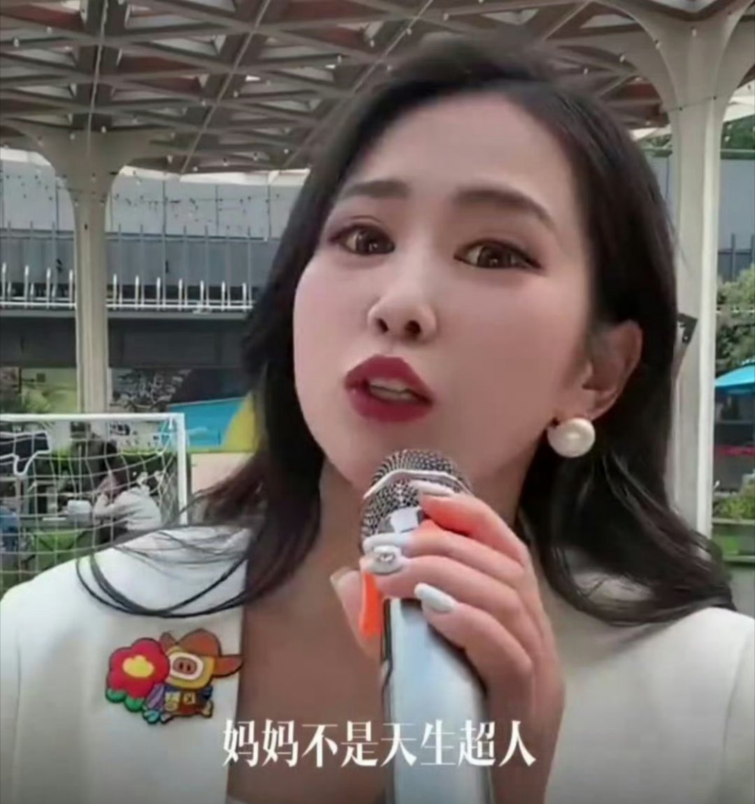 俏黄蓉脱口秀首秀炸场 演员跨界脱口秀，最怕硬撑。但她一上台，节奏、气口全对，梗密