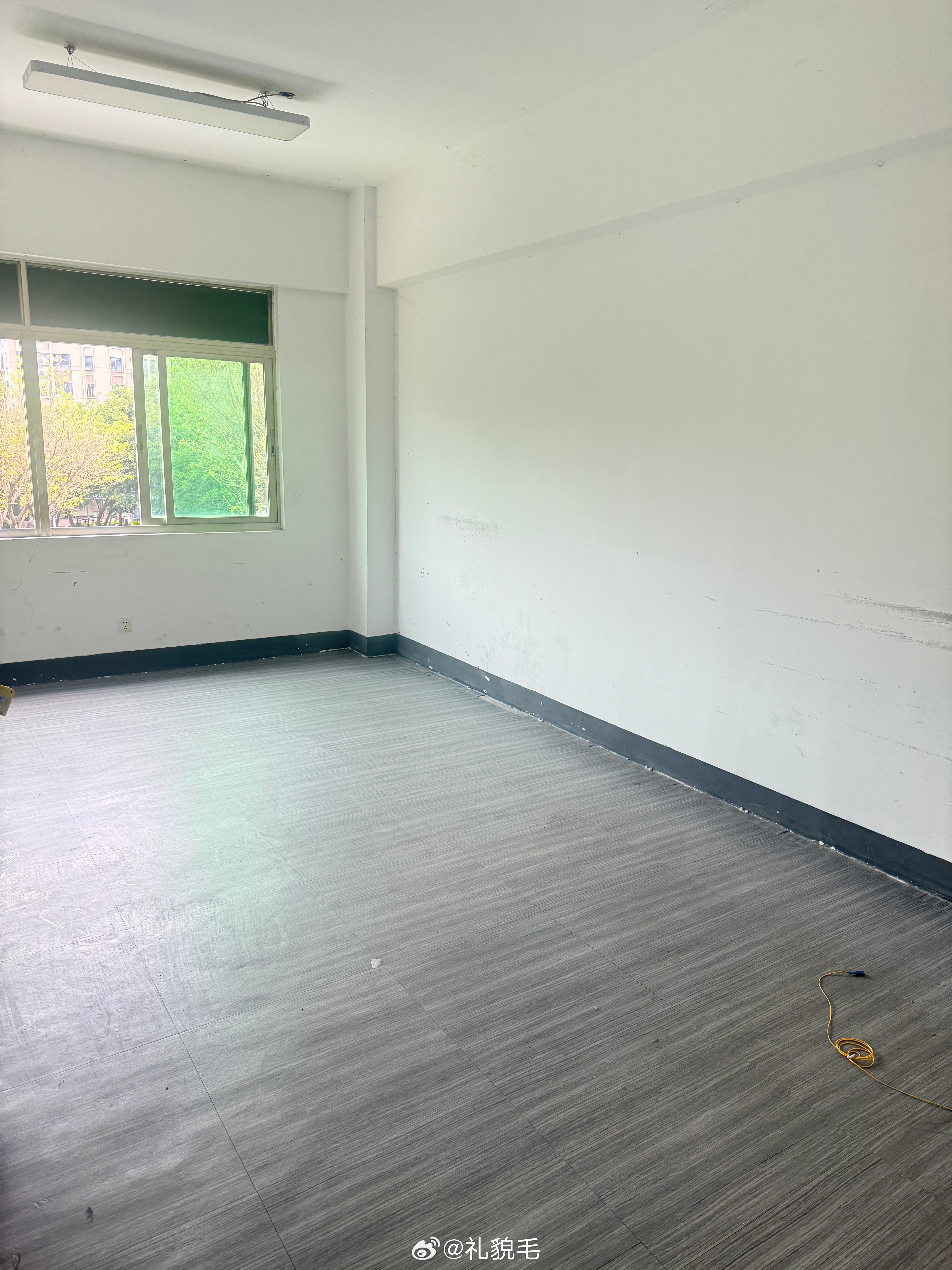 今天设计师来了旁边的办公室已经清空了，把两间打通再做分割设计师让我选了喜欢的风格