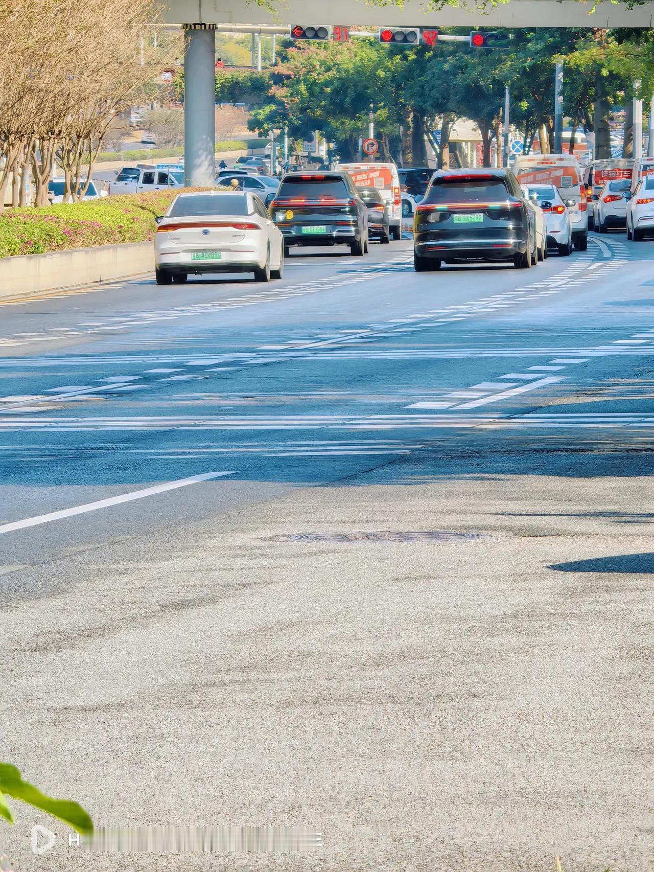《到处是问界的小蓝灯》在马路上看到用自家的，有小蓝灯的几乎都是这个鸿蒙智行的车。