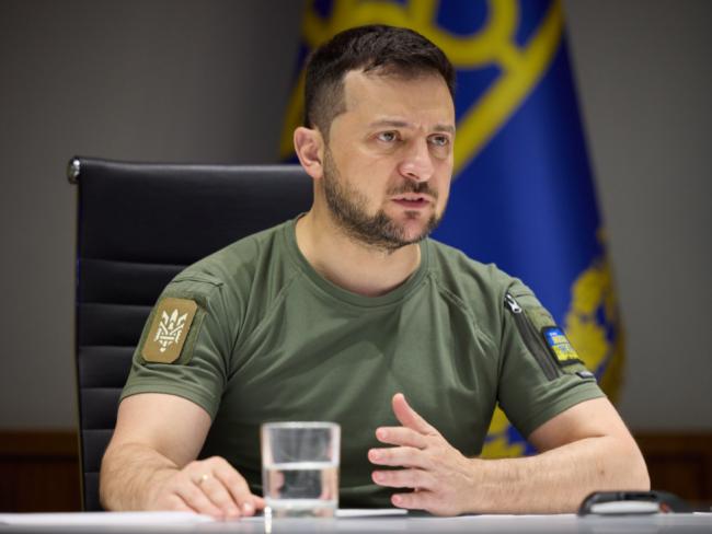 一个小斯基
你咋不谦虚
世界舞台上
哪有你的位
不要出狂言
你懂什么事
克兰毁你