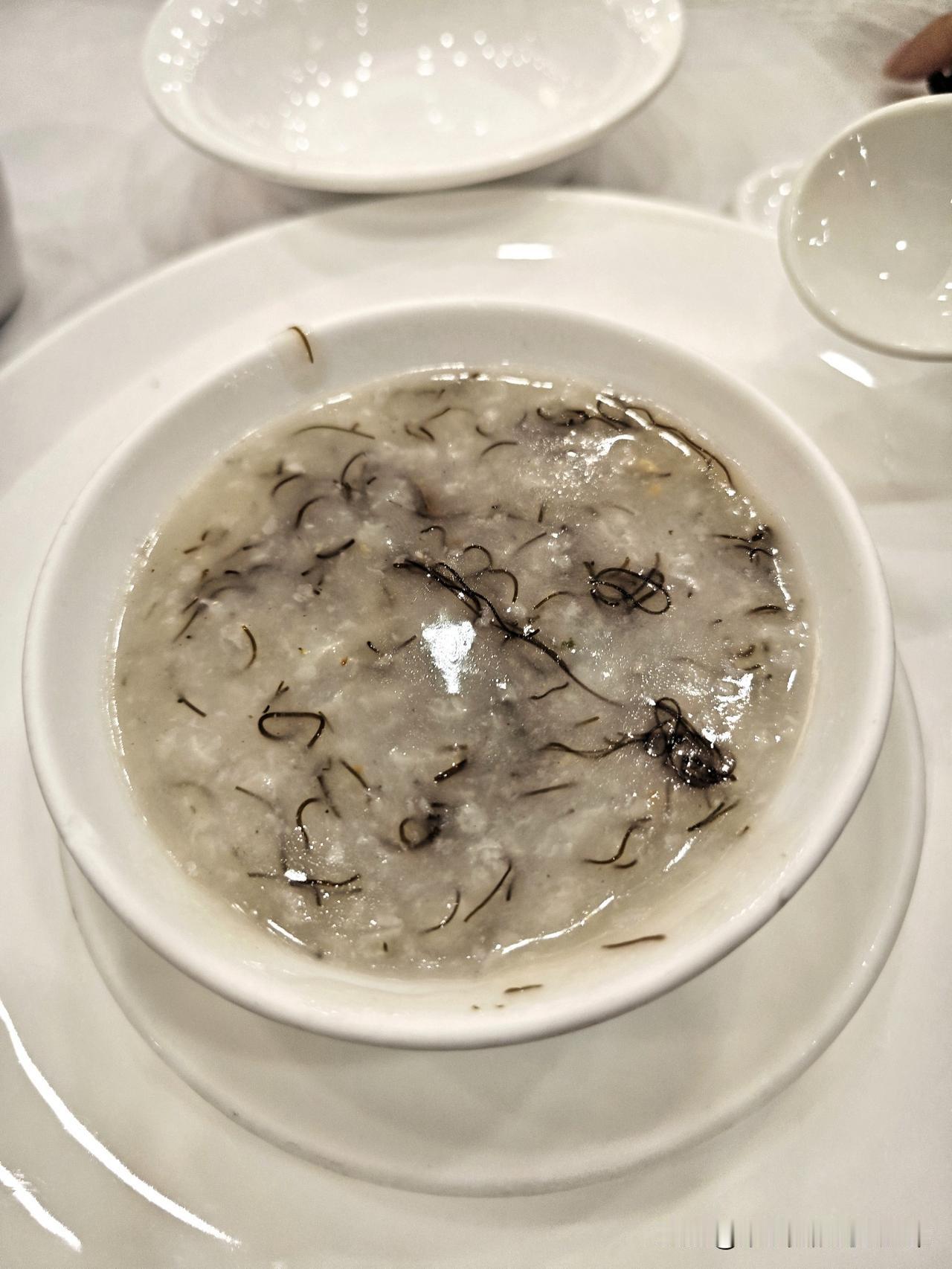 广州人吃“头发粥”!
我差点以为后厨没戴帽子！
 
第一次在广州茶楼点粥，服务员