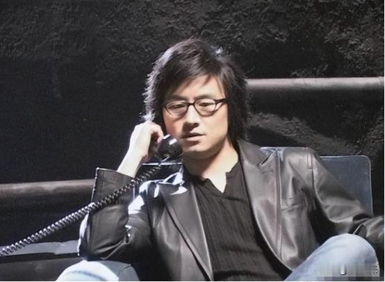 当年，年仅27岁的歌手筠子给母亲打电话“高晓松把我卖了。”随后在家中自尽，高晓松