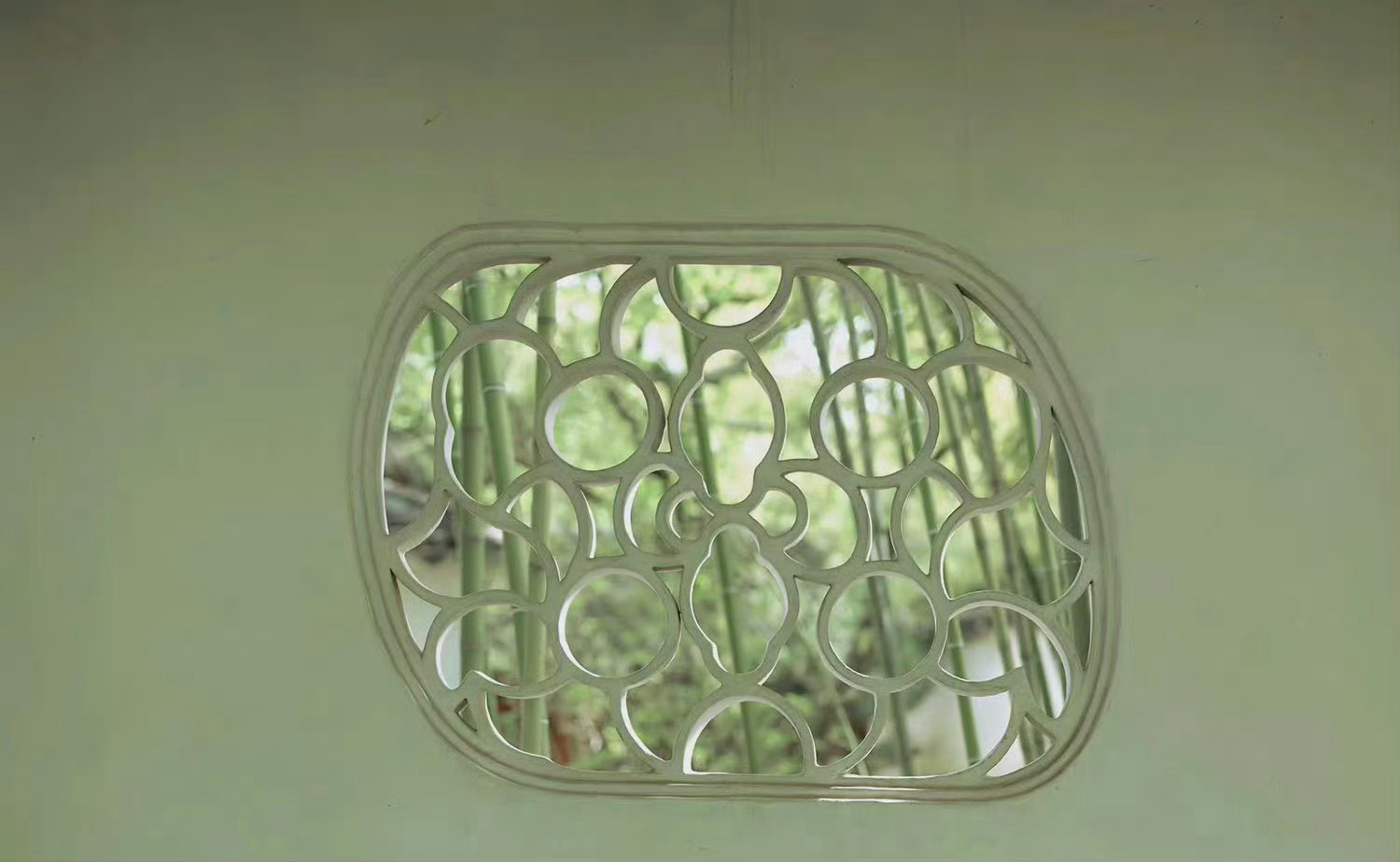 清风拂面，窗棂透彻… 