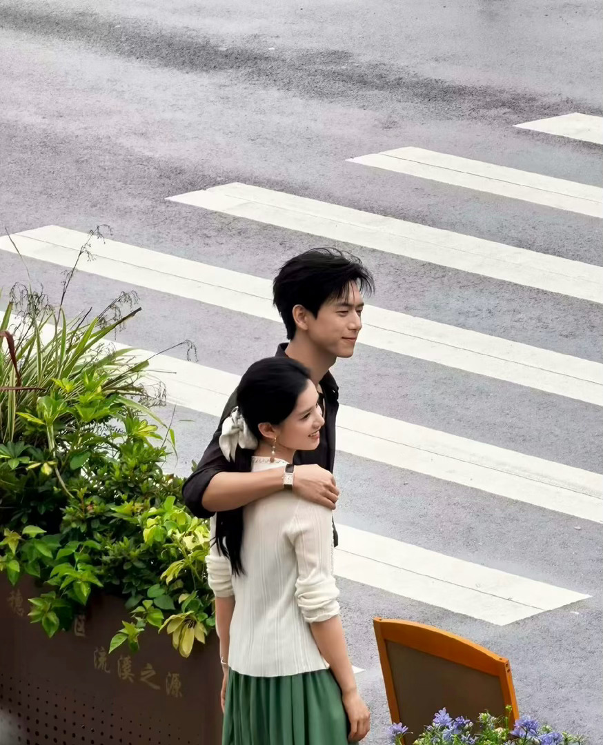 李现比张婧仪大8岁真是奇怪的cp感，实况感觉更像平时生活中街边一对小情侣了～两个