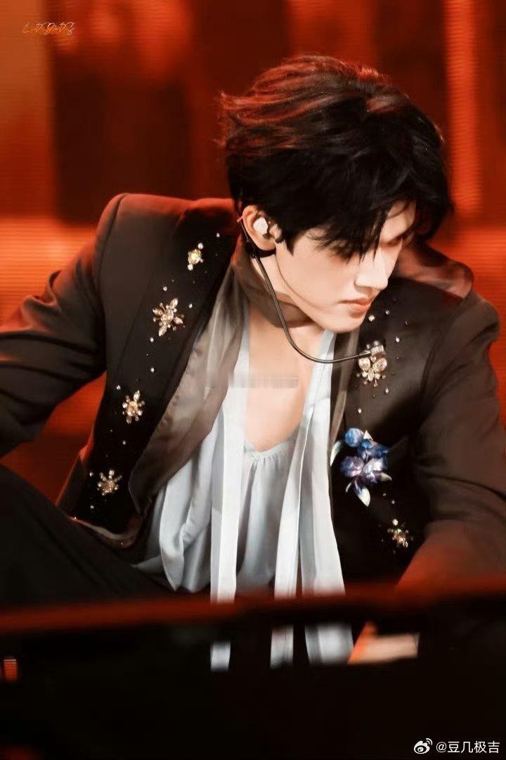 张极唱了重庆话rap张极重庆话表白粉丝 张极用重庆话表白粉丝那段我反复听了好几遍