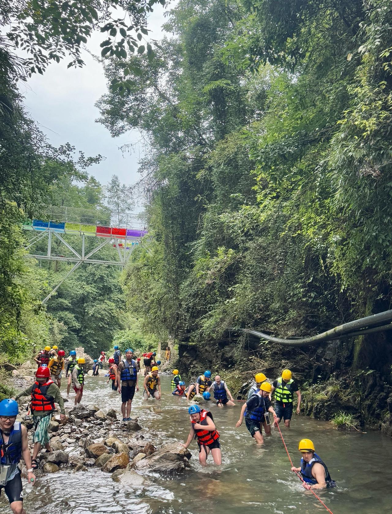 趁着周末和朋友来的
本来准备去大飞水，但听说已经人很多了
特意选了一个相对冷门的