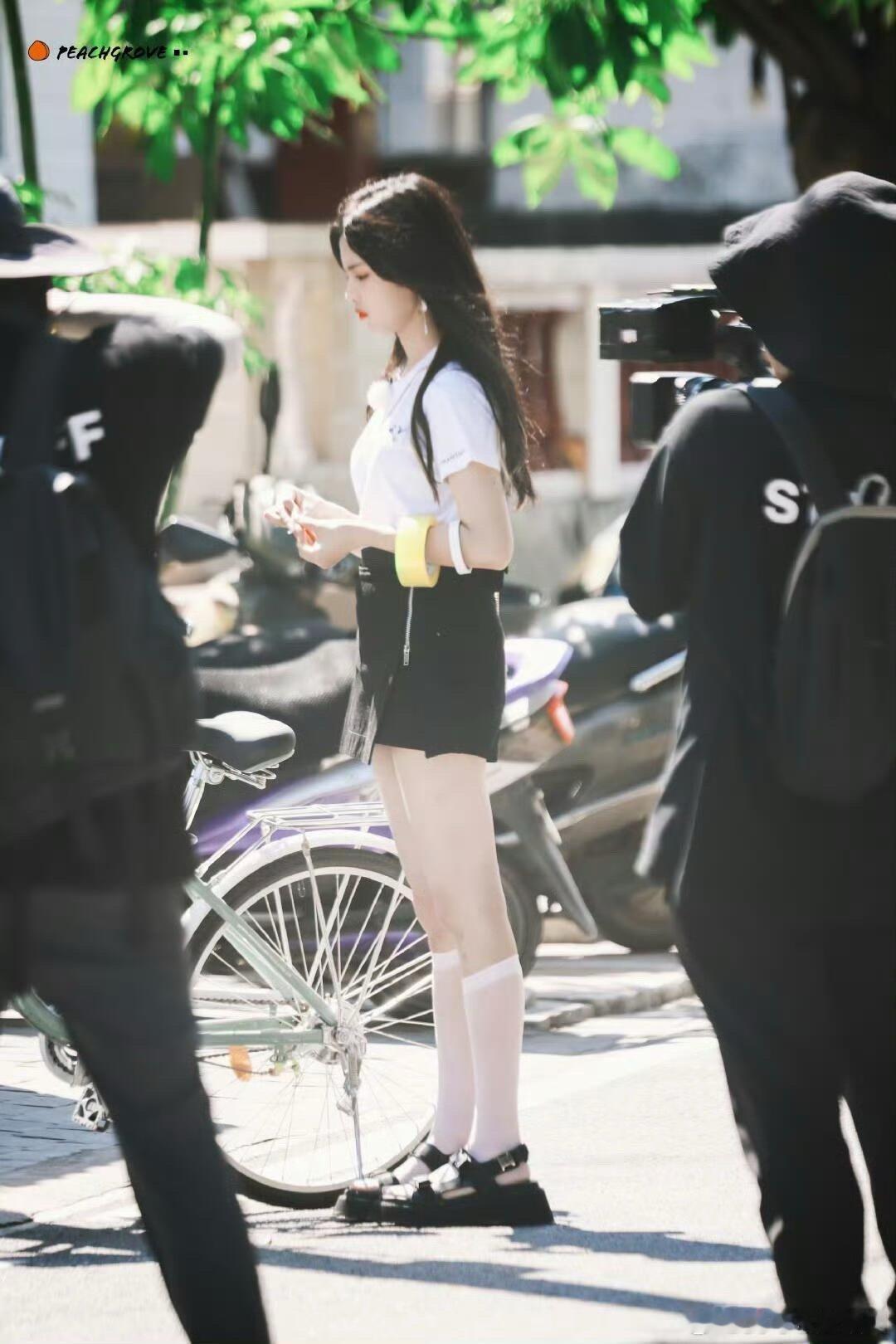 杨超越[超话]  这才是我想要的青春校园剧女主！单车白袜少女，像是从动漫里走出来