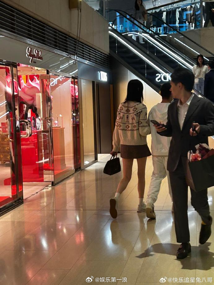 何猷君奚梦瑶挽手逛街何猷君奚梦瑶挽手逛街，好甜！ ​​​