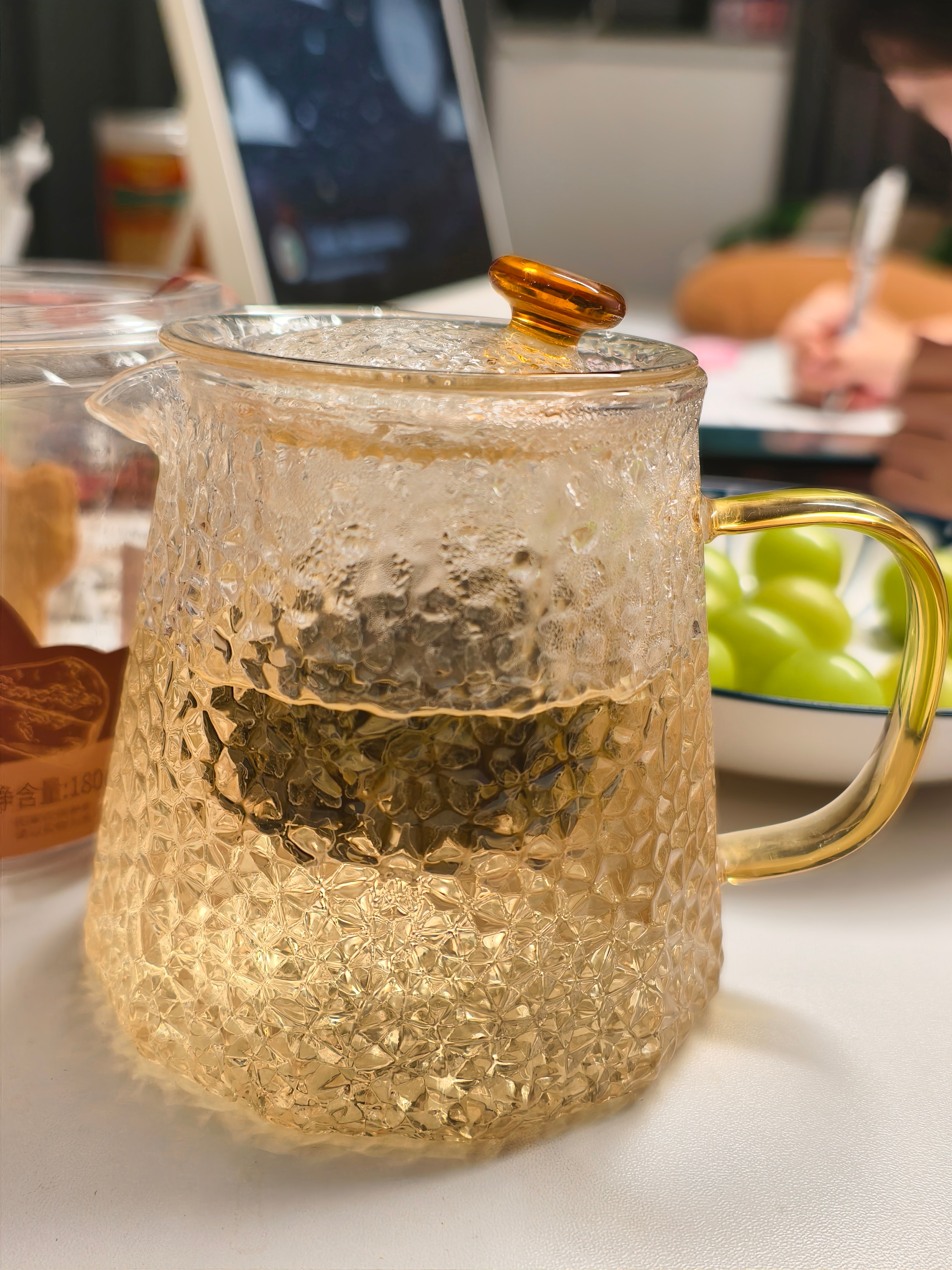 家有高中生 小豆昨儿买了罗森的一杯冰块。我们租房冰箱的冷冻室却没地儿容纳它。于是