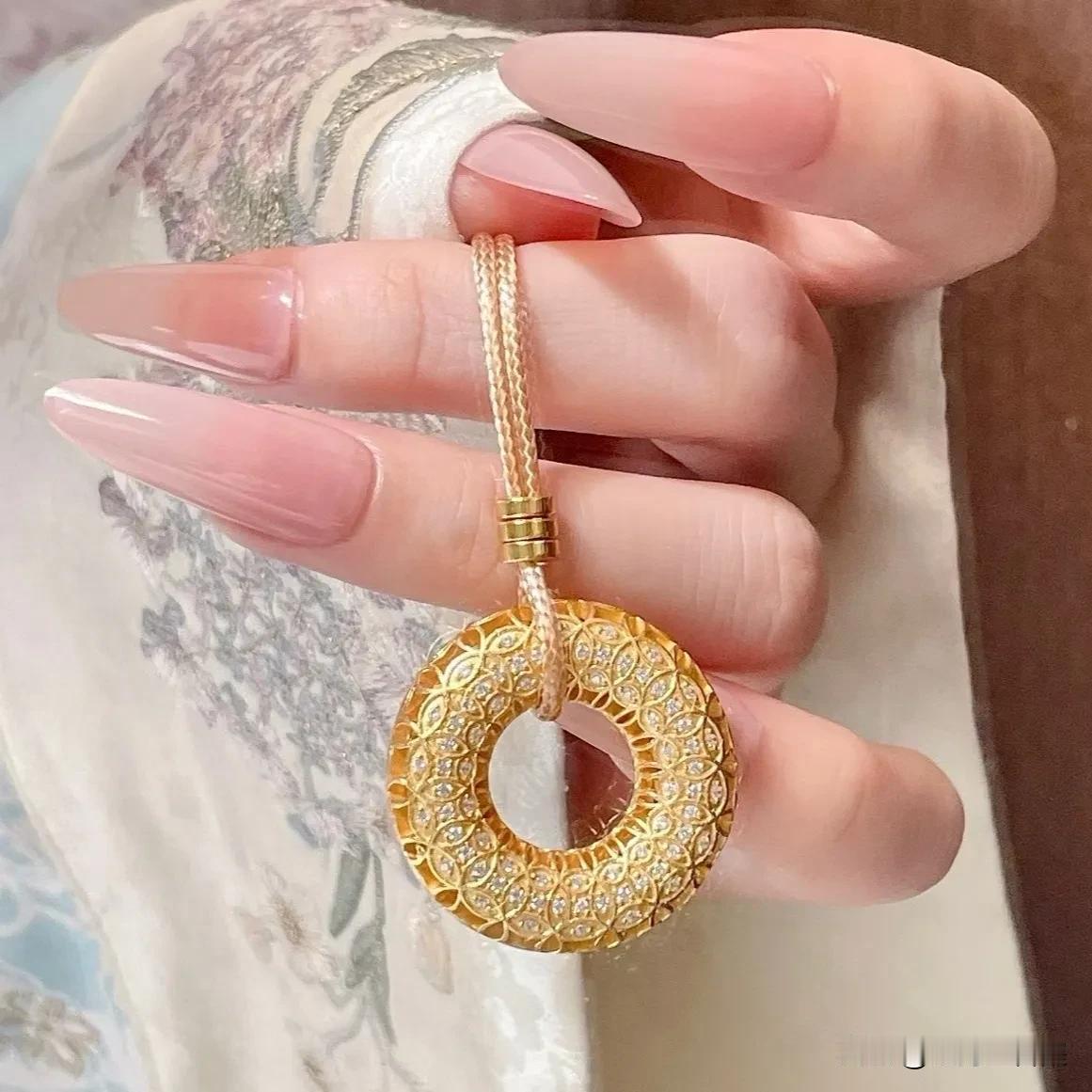 一位少妇说：
我找的情人被他老婆发现了，
男人就乖乖跟着回家了，再也不敢联系我了