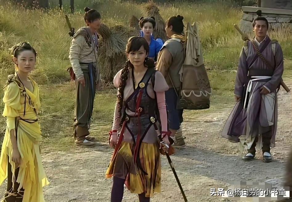 左二是胡歌吗？
那时候的他还是穷小子一个
没人爱没人疼
莫欺少年穷，人家现在又帅