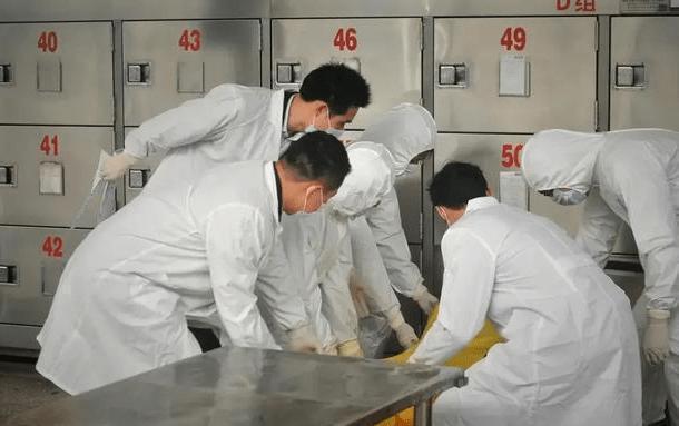 一位殡仪馆工作人员说：
那些出去找鸡或者跟异性乱搞的人，死的时候连猪狗都不如。