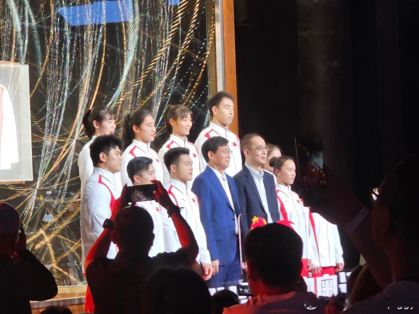 #张艺谋龙年龙服助力奥运#，领奖服美出新高度！经典中式版型，全新循环再生科技，传