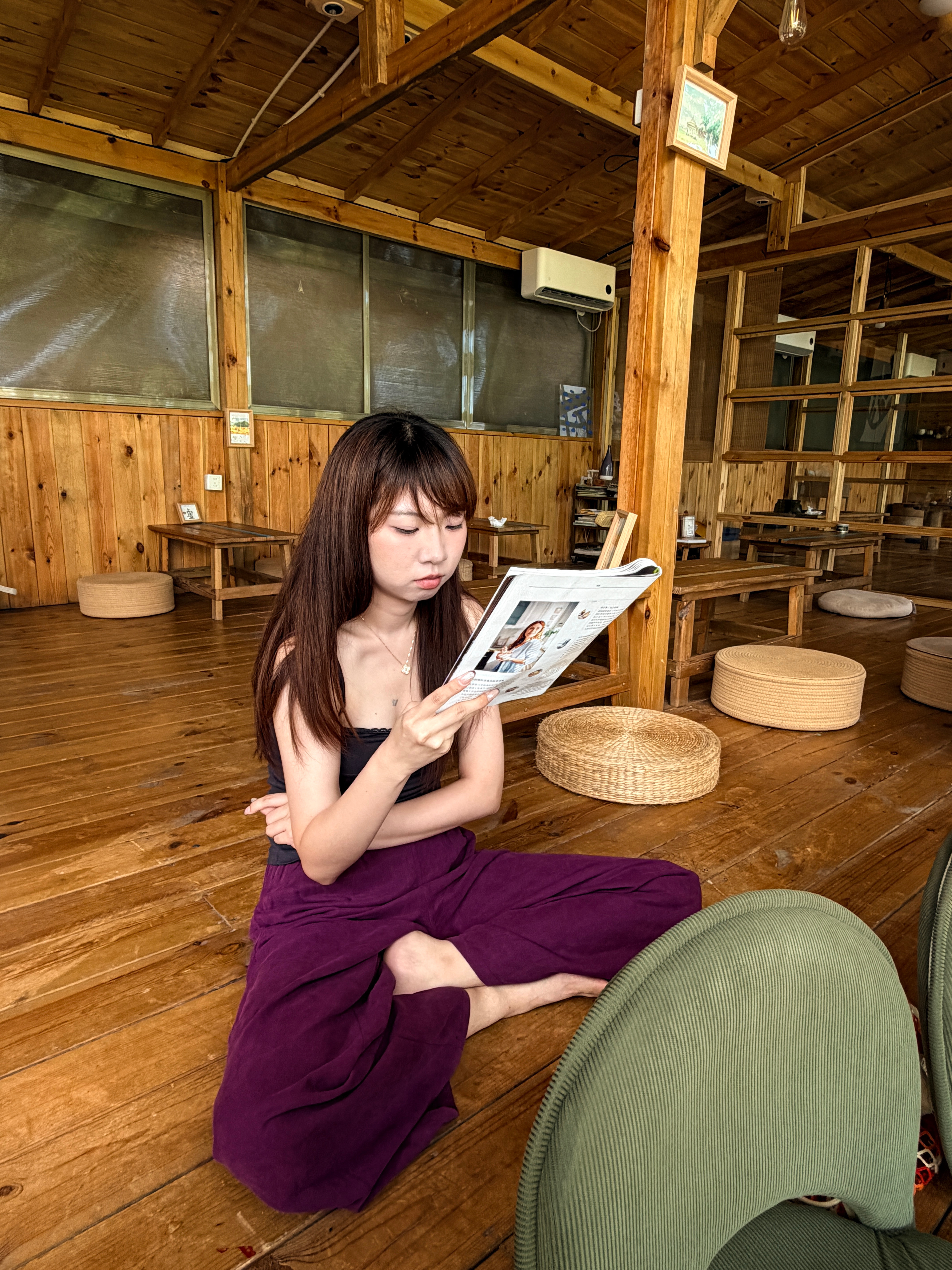 我们走在田野的小路上感受夏天 