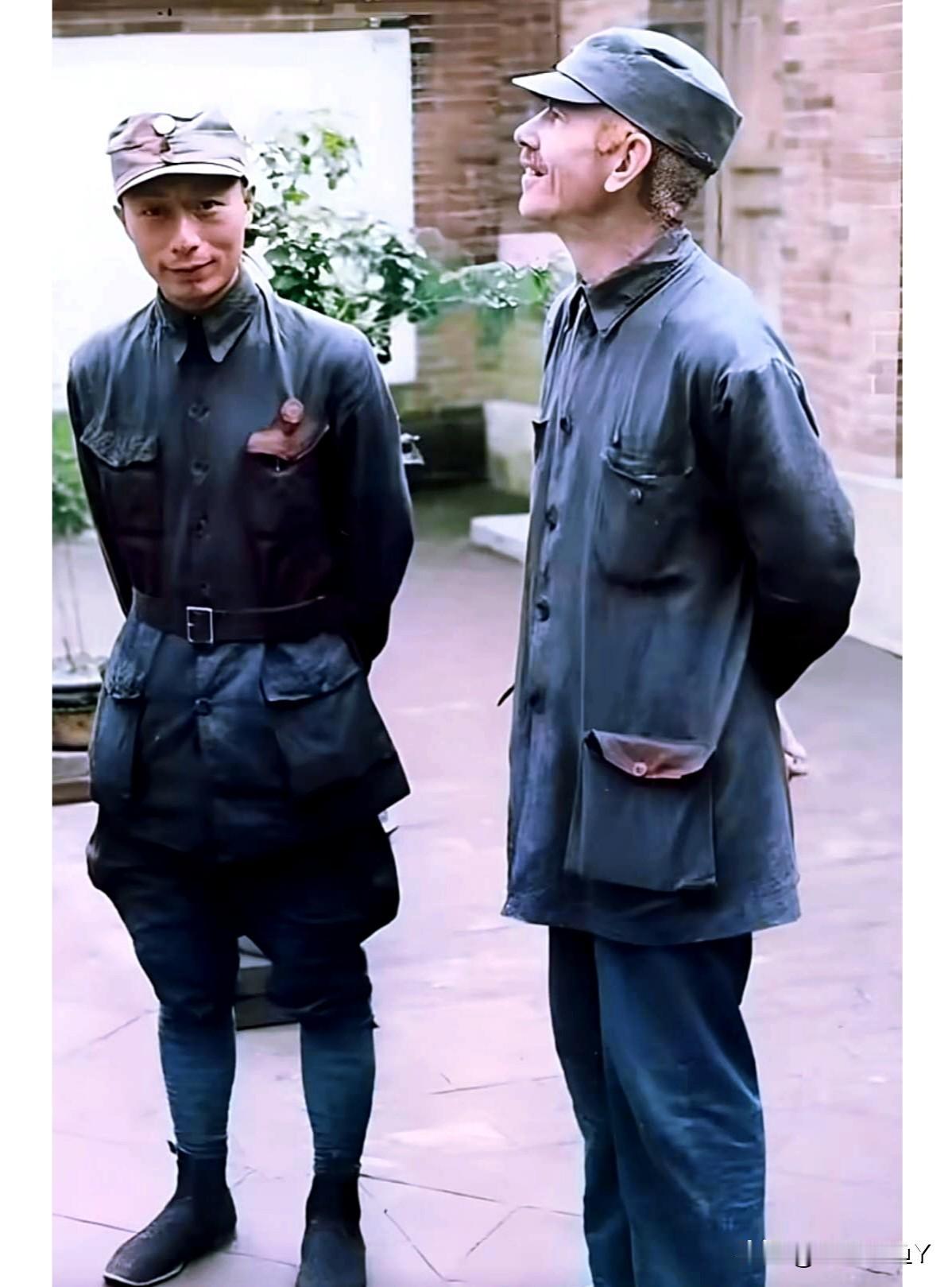 一九三八年，在延安的聂荣臻元帅与白求恩大夫。这绝非演戏，也绝非影视剧里的演员，而