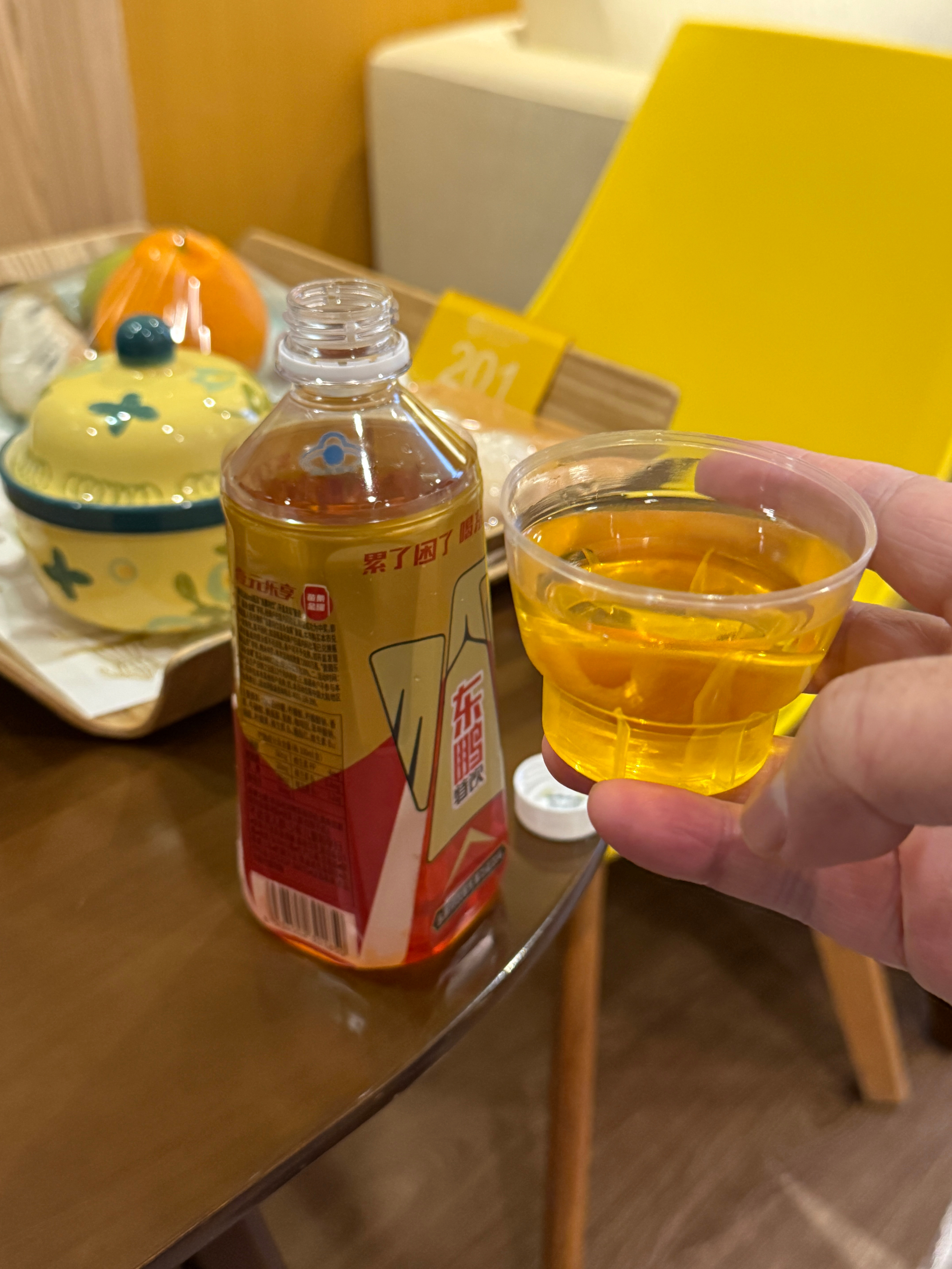 据说东鹏能做起来，跟这个小盖盖有关，小盖盖分饮，还能跟喝茶一样慢慢品，确实也是创